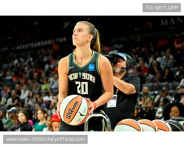 飞翼核心奥贡鲍瓦尔因私事缺席赛前训练